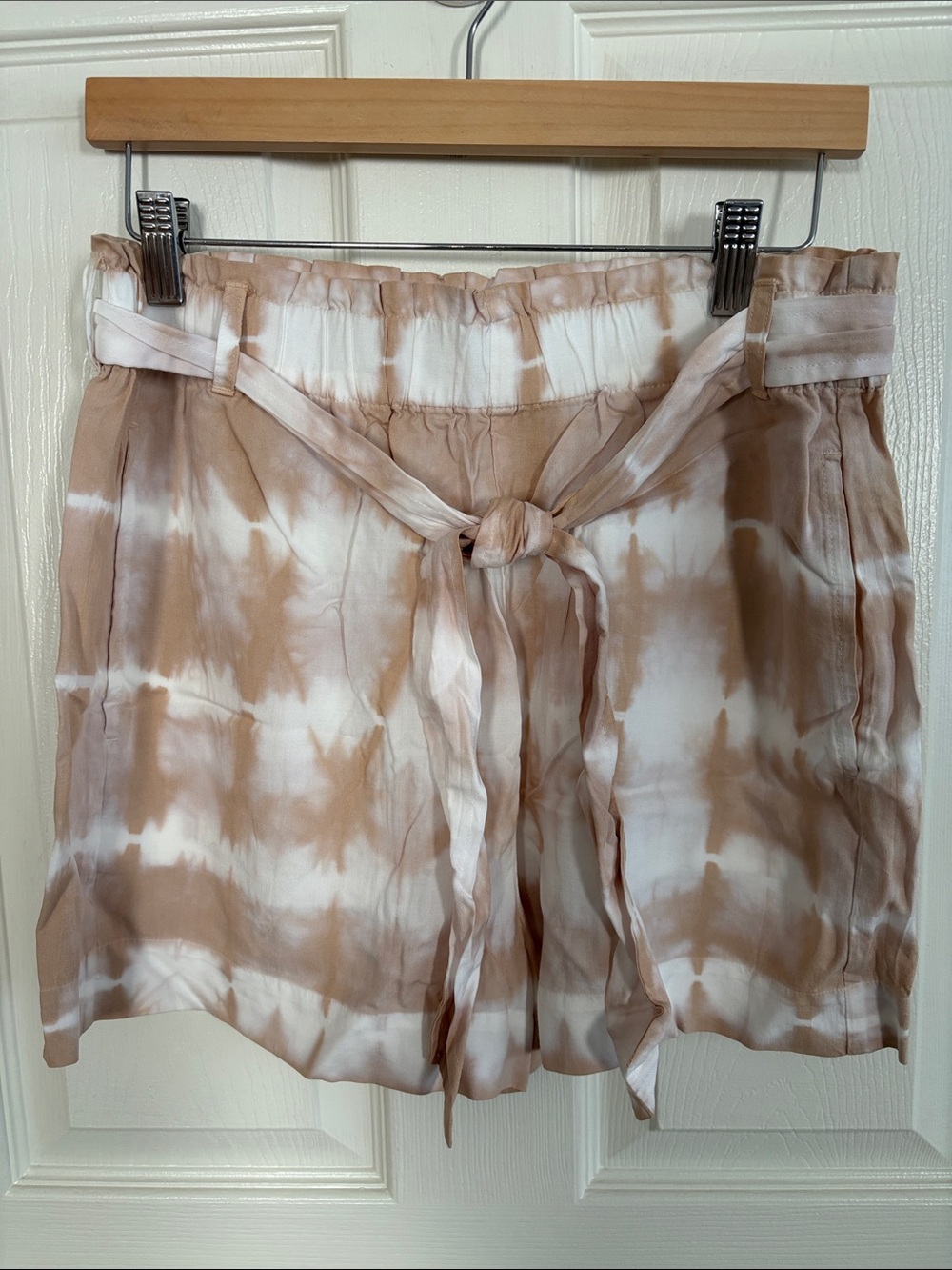 Evereve Taupe and White High-Waist Tie-Dye Paperbag Shorts